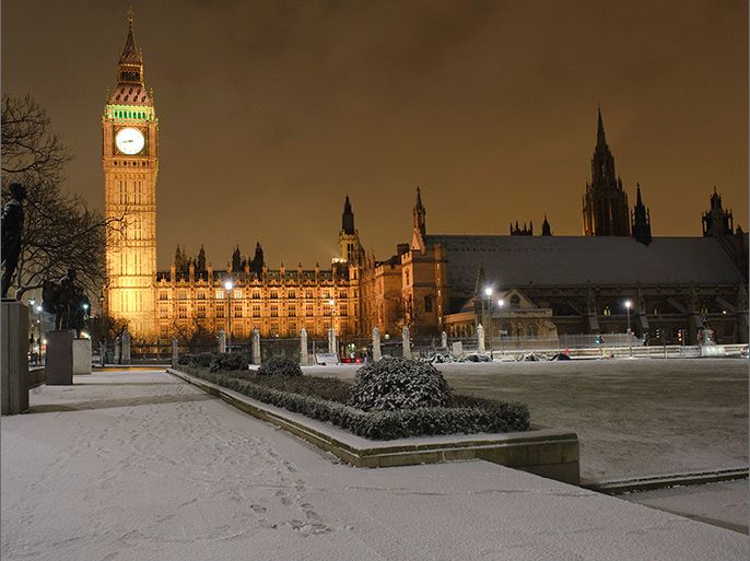 epa01621781 The Houses of Parliament and Parliament Square are seen covered in a layer of snow in London, UK, 01 February 2009. EPA/FRANTZESCO KANGARIS