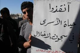 منظمات وذوو أسرى في اعتصام تضامني أمام مقر الصليب الأحمر في مدينة الخليل جنوب الضفة الغربية