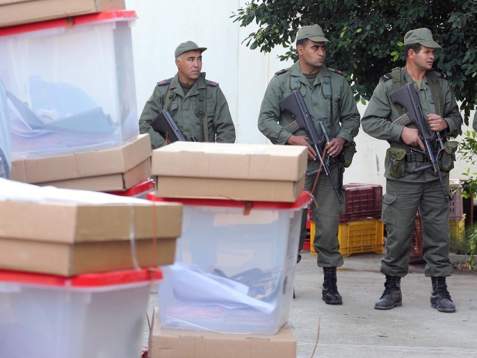 ‪جنود تونسيون خلال تأمينهم صناديق الاقتراع بالدور الأول للرئاسيات‬ (الأوروبية)
