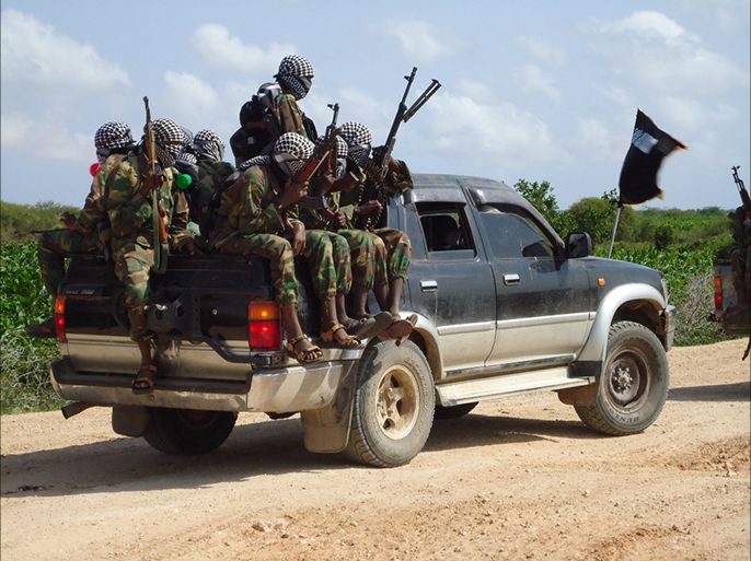 مقاتلون من الشباب المجاهدين يستقلون سيارة في منطقة شبيلي السفلى بجنوب الصومال في شهر سبتمبر 2011 (الجزيرة نت).