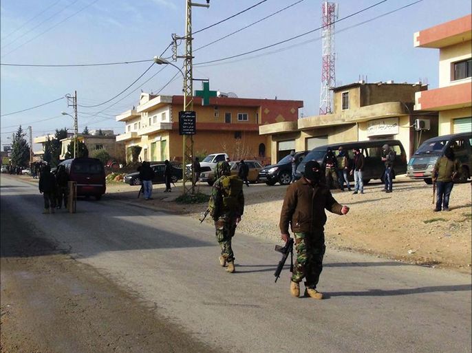 مسلحون من بلدة عسكري لبناني اعدمته "النصرة" يقطعون الطريق الدولية