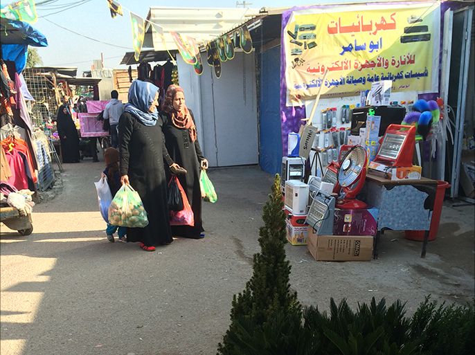 نساء وسط احد الاسواق الشعبية في منطقة بغداد الجديدة