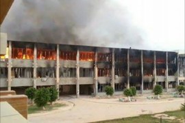 أجزاء كبيرة من مبنيي رئاسة جامعة بنغازي وكلية الآداب والعلوم التهمتهـا النيران جراء سقوط قذائـف عليهمـا
