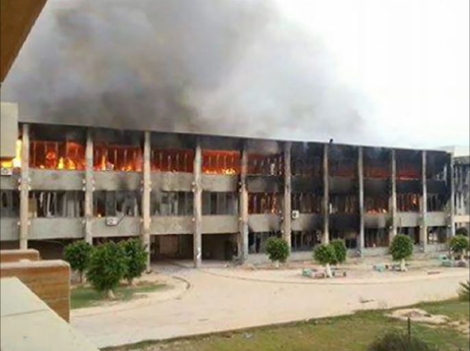 أجزاء كبيرة من مبنيي رئاسة جامعة بنغازي وكلية الآداب والعلوم التهمتهـا النيران جراء سقوط قذائـف عليهمـا