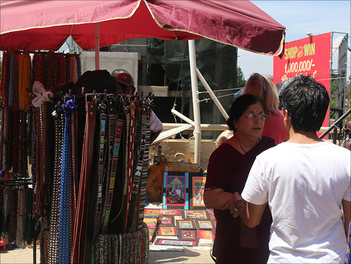 ‪سياح في سوق الماساي‬  سياح في سوق الماساي (الجزيرة)