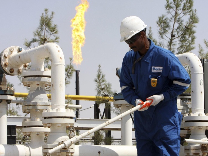 ‪هبوط أسعار النفط بشدة منذ الصيف الماضي شكل صدمة كبيرة للاقتصاد العراقي‬ (رويترز)