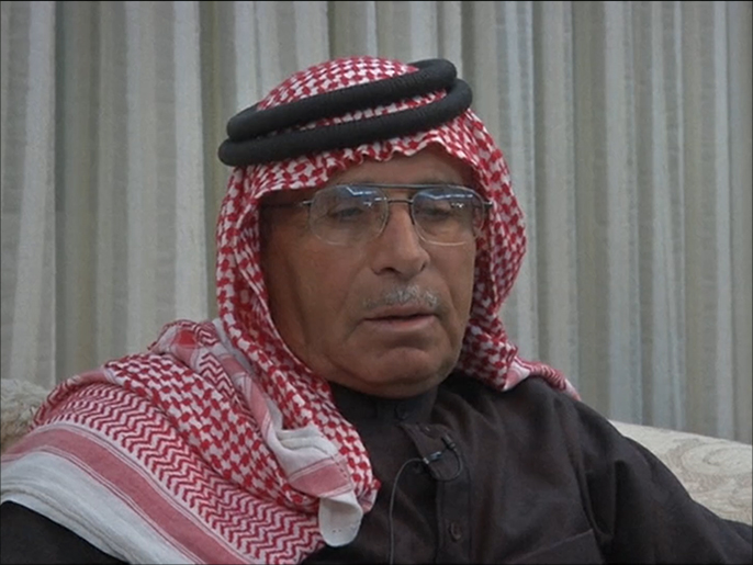 ‪والد الطيار الأردني يدعو تنظيم الدولة لإطلاق سراحه‬ (الجزيرة)
