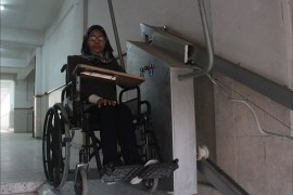 2 - مي عبيد طالبة من ذوي الاحتياجات الخاصة خلال نزلها على المصعد