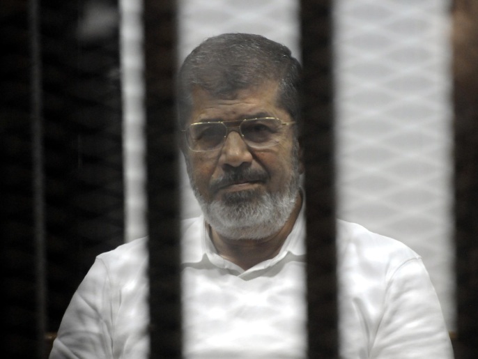‪محمد مرسي يحاكم في أربع قضايا منذ الانقلاب العام الماضي‬ (أسوشيتد برس-أرشيف)
