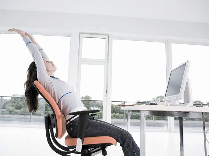 الجلوس الديناميكي يساعد على تجنب آلام الظهر خلال العمل.