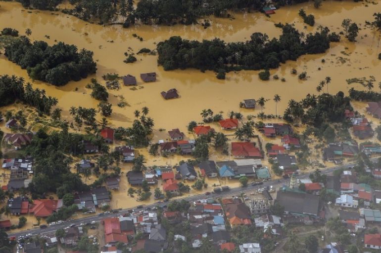 An aerial view of a settlement submerged by floodwaters in the Pengkalan Chepa district of Kelantan, Malaysia, 28 December 2014. The Malaysian government described this flood as the worst in 30 years, at least five people were killed and more than 118,000 people have sought shelter in the hundreds of evacuation centers opened by the government. Malaysian Prime Minister Najib Razak is to cut short a holiday in the United States to deal with major floods at home after coming under fire for spending time golfing with US President Barack Obama in Hawaii during the floods.