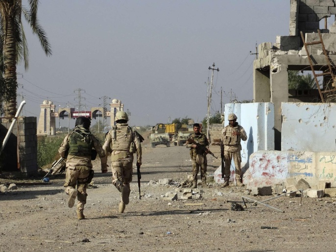 عناصر أمنية عراقية أثناء عملية انتشار في أحد أحياء مدينة الرمادي غربي العراق (رويترز)