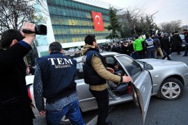 Turkish counter terror police arrive at the headquarters of Zaman newspaper as protesters gather to demonstrate against their raid in Istanbul on December 14, 2014. Turkish police launched a sweeping operation to arrest supporters of President Recep Tayyip Erdogan's rival, US-exiled imam Fethullah Gulen, including a raid on the offices of the Zaman daily, which is close to the cleric. A huge crowd gathered outside the offices of Zaman on the outskirts of Istanbul, creating a small stampede and forcing the police to leave the building without detaining any newspaper employees. AFP PHOTO/OZAN KOSE