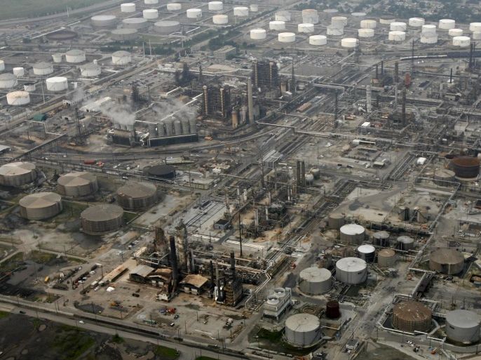 A British Petroleum oil refinery as seen in Whiting, Indiana, in this August16, 2007 file photo. World markets braced for more volatility on December 17, 2014 as tumbling oil prices and a brewing financial crisis in Russia sent investors stampeding for safe havens such as the yen and U.S. Treasuries. REUTERS/John Gress/Files (UNITED STATES - Tags: ENERGY BUSINESS)