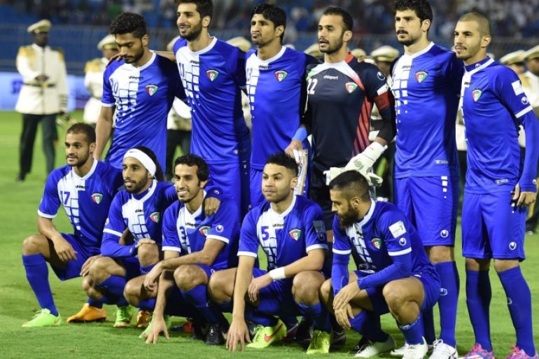 Kuwait's team pose for a team photo prior to their Group B Gulf Cup football match against Oman at the Prince Faisal bin Fahad stadium in Riyadh on November 20, 2014. Oman won the match 5-0. AFP PHOTO/ FAYEZ NURELDINE