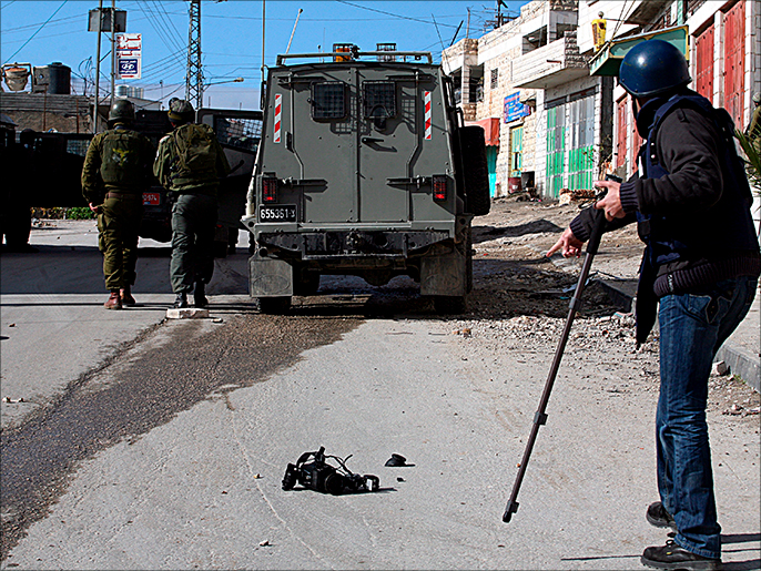 ‪)‬ صحفي فلسطيني حطم جنود الاحتلال آلة تصويره في مدينة الخليل (الأوروبية-أرشيف 