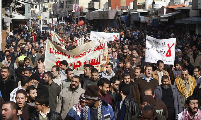 شارك المئات من الأردنيين في مسيرة انطلقت بالعاصمة عمان، بعد صلاة اليوم الجمعة، رفضا لما أثير في الأوساط السياسية بشأن اعتزام الحكومة الأردنية توقيع اتفاقية للغاز مع إسرائيل