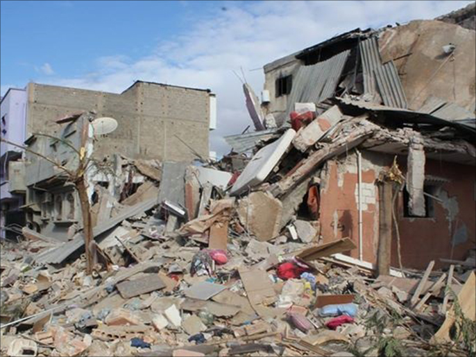 منازل مدمرة جراء الاشتباكات بين قوات حفتر وقوات مجلس شورى الثوار الخميس (وكالات)