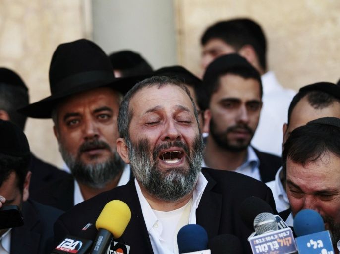 Aryeh Deri (C), leader of the ultra-religious Shas political party, reacts as he address the media upon hearing news about the death of Rabbi Ovadia Yosef, the spiritual mentor of Shas, at Hadassah Ein Kerem Hospital in Jerusalem October 7, 2013. REUTERS/Ammar Awad