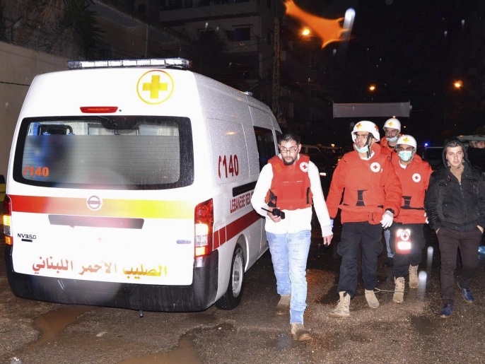 ‪سيارة إسعاف بمكان التفجير في منطقة المنكوبين بجبل محسن في طرابلس‬ (رويترز