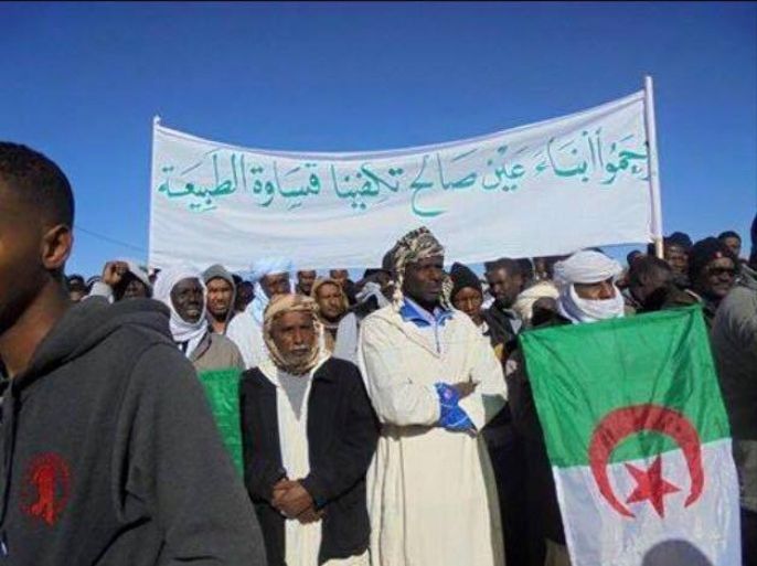 صورة بثها ناشطون عبر فيسبوك للاحتجاجات المستمرة بعين صالح جنوب الجزائر على بدء انتاج الغاز الصخري