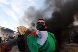 فسطينيون يقتحمون مقرا للأمم المتحدة بغزة احتجاجا على وقف مساعدات مالية لمتضرري الحرب-صور في الأناضول