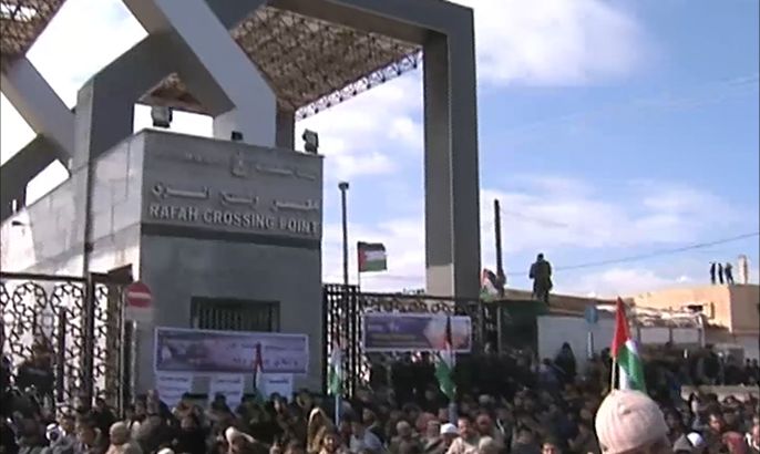 فلسطينيون يؤدون صلاة الجمعة أمام معبر رفح
