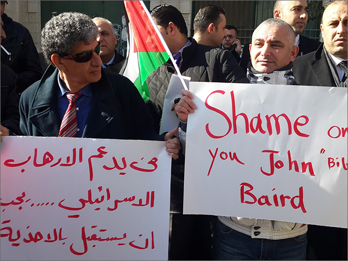‪فلسطينيون يتظاهرون ضد زيارة‬ (الجزيرة)