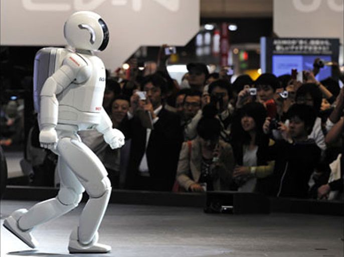 epa01908869 honda motor's robot 'asimo' walks towards visitors at the 41st tokyo motor show in makuhari, suburban tokyo, japan, 24 october 2009. more than 60,000 visitors gathered on the first public viewing day at the tokyo motor show where major foreign automakers are totally absent following the recession. the motor show is being held until 4 november. epa/franck robichon