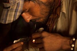 عالم الجزيرة - شباب باكستان يغرقون في بحر المخدرات
