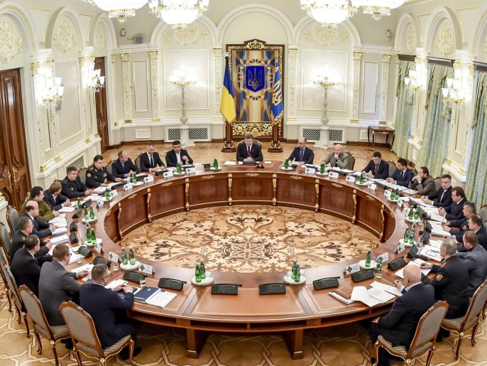 ‪بوروشينكو يفتتح الاجتماع الاستثنائي‬ بوروشينكو يفتتح الاجتماع الاستثنائيلمجلس الأمن القومي والدفاعي (الأوروبية)