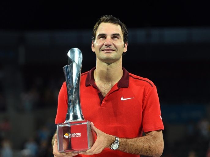 Roger Federer of Switzerland lifts the winner's trophy after he defeated Milos Raonic of Canada in the men's single final of the Brisbane International tennis tournament in Brisbane on January 11, 2015. AFP PHOTO / Saeed KHANIMAGE RESTRICTED TO EDITORIAL USE - STRICTLY NO COMMERCIAL USE