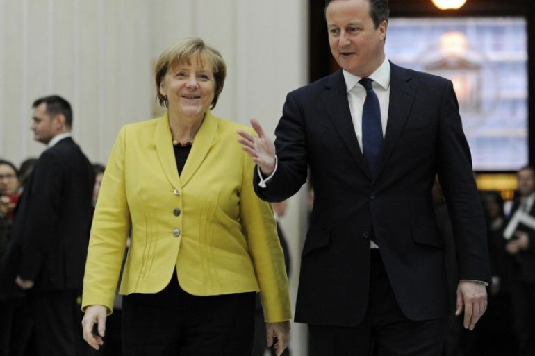 Britain's Prime Minister David Cameron (R) accompanies German Chancellor Angela Merkel as they visit the British Museum in London January 7, 2015. REUTERS/Facundo Arrizabalaga/pool (BRITAIN - Tags: POLITICS SOCIETY)