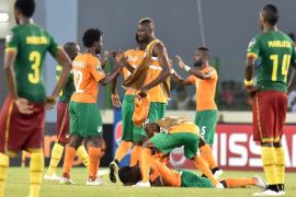 Ivory Coast's players celebrate after winning the 2015 African Cup of Nations group D football match between Cameroon and Ivory Coast in Malabo on January 28, 2015. AFP PHOTO / ISSOUF SANOGO