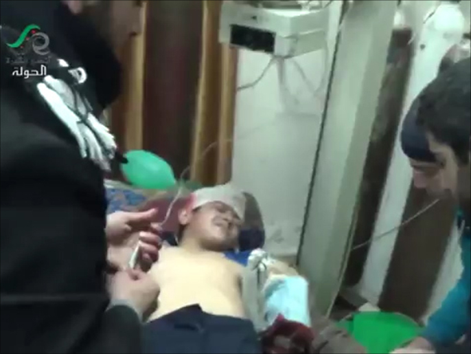 ‪أطفال مصابون في المشفى الميداني بحمص‬ (ناشطون)
