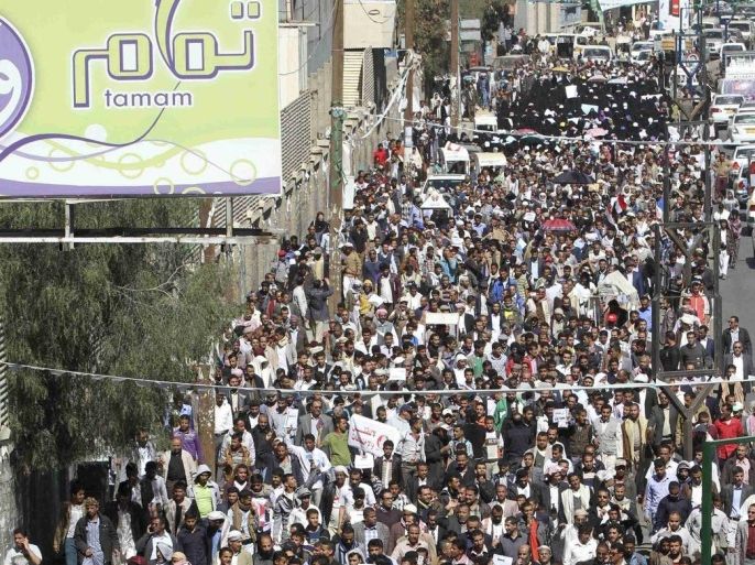Anti-Houthi protesters take part during a rally in Sanaa January 24, 2015. Thousands of Yemenis took to the streets on Saturday in the biggest demonstration yet against the Houthi group that dominates Yemen, two days after President Abd-Rabbu Mansour Hadi's resignation left the country in political limbo. Witnesses said up to 10,000 people began marching from Sanaa University towards Hadi's home some 3 kms (1.8 miles) away, repeating chants denouncing both the Shi'ite Muslim Houthi group and predominantly Sunni al Qaeda.REUTERS/Mohamed al-Sayaghi (YEMEN - Tags: CIVIL UNREST POLITICS)