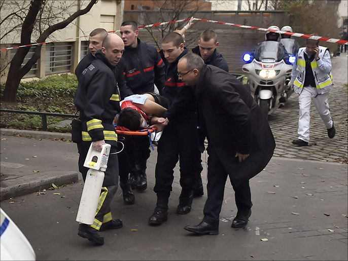 أحد جرحى هجوم الأربعاء ينقل من موقع الهجوم (الفرنسية)