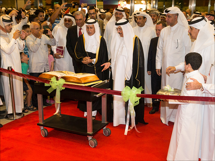 نائب رئيس الوزراء (يسار) ووزير الثقافة القطريان خلال افتتاح المعرض(الجزيرة)