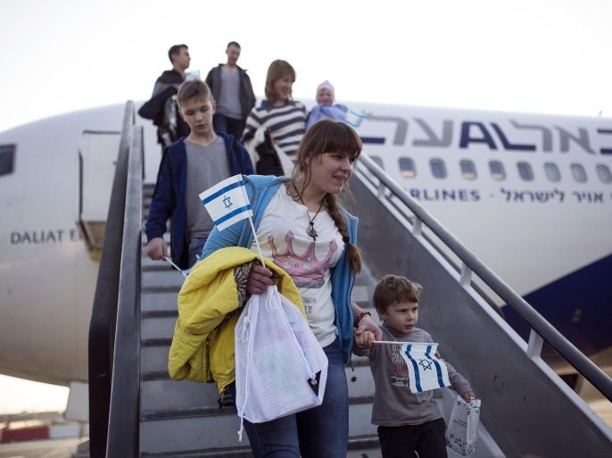 Jewish immigrants from Ukraine disembark from an airplane upon their arrival at Ben Gurion International Airport near Tel Aviv December 30, 2014. About 220 Jews from Ukraine, some of them escaping the political turmoil, arrived in Israel on Tuesday on a flight organised by the International Fellowship of Christians and Jews and Israel's Immigrant Absorption Ministry. REUTERS/Baz Ratner (ISRAEL - Tags: POLITICS SOCIETY IMMIGRATION)