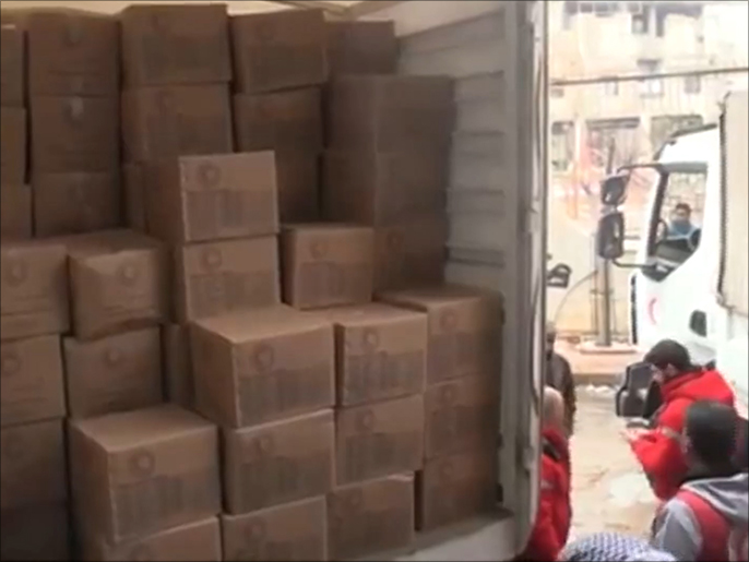 قافلة مساعدات غذائية ددخلت إلى بلدة يلدا المحاصرة في ريف دمشق الجنوبي (الجزيرة)