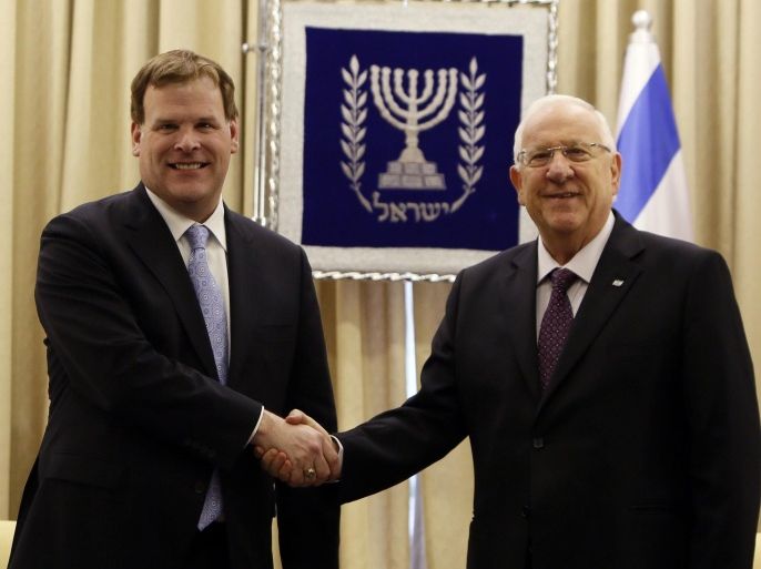 Israeli President Reuven Rivlin (R) shakes hand with Canada's Foreign Minister John Baird (L) following their meeting at the presidential compound in Jerusalem on January 18, 2015. AFP PHOTO/GALI TIBBON