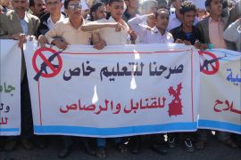 طلاب جامعة صنعاء يتظاهرون ضد انتهاكات الحوثيين بالجامعة