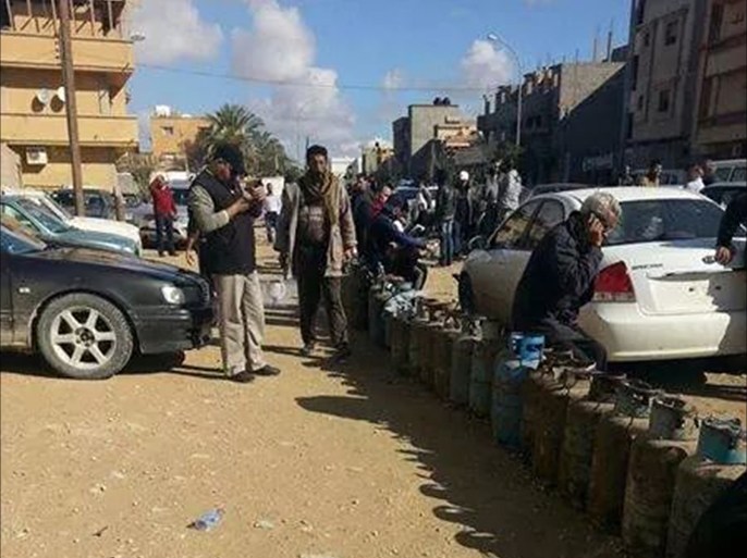 صور المواطنين امام مراكز توزيع الغاز والبنزين بضواحي بنغازي (منطقتي البودزيرة والكويفية)