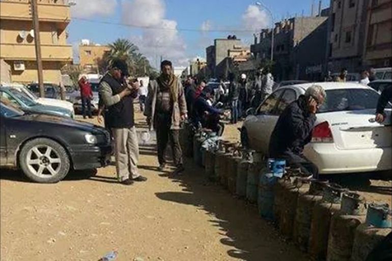 صور المواطنين امام مراكز توزيع الغاز والبنزين بضواحي بنغازي (منطقتي البودزيرة والكويفية)