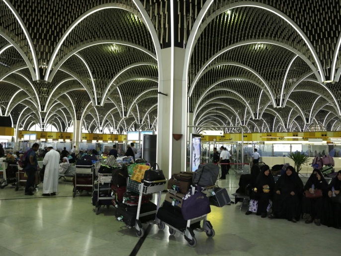 ‪مسافرون ينتظرون رحلاتهم بمطار بغداد‬ (رويترز-أرشيف)