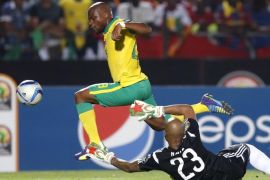 South Africa's Tokelo Rantie challenges Algeria's goalkeeper Rais Mbolhi during their Group C soccer match of the 2015 African Cup of Nations in Mongomo January 19, 2015. REUTERS/Mike Hutchings (EQUATORIAL GUINEA - Tags: SPORT SOCCER)