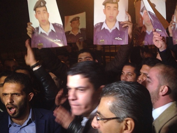 عشيرة الكساسبة تتظاهر في عمّان وتطالب بالإفراج عن ابنها الطيار (الجزيرة)