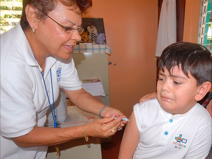 epa01703626 A nurse applies a vaccin to a young boy at a health center in Managua, Nicaragua, 20 April 2009, in the context of a nationwide vaccination campaign against measles, diarrhea, polio, diphtheria and other illnesses which affect chidren and fertile women. EPA/MARIO LOPEZ