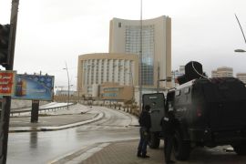 Security forces surround Corinthia hotel after a car bomb in Tripoli January 27, 2015. Gunmen attacked the hotel in Tripoli on Tuesday where government representatives and foreign delegations often stay, killing three security guards and probably taking hostages, officials said. The gunmen first detonated a car bomb outside the Corinthia Hotel, killing the three guards. At least three of the attackers then stormed the luxury hotel, fighting with security forces who tried to evacuate guests. REUTERS/Ismail Zitouny (LIBYA - Tags: POLITICS CIVIL UNREST TPX IMAGES OF THE DAY)