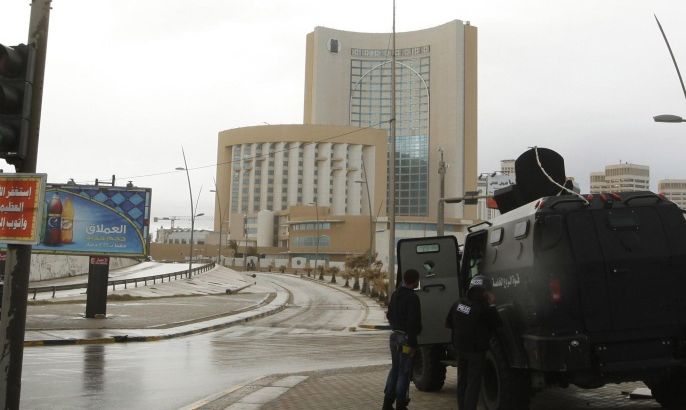 Security forces surround Corinthia hotel after a car bomb in Tripoli January 27, 2015. Gunmen attacked the hotel in Tripoli on Tuesday where government representatives and foreign delegations often stay, killing three security guards and probably taking hostages, officials said. The gunmen first detonated a car bomb outside the Corinthia Hotel, killing the three guards. At least three of the attackers then stormed the luxury hotel, fighting with security forces who tried to evacuate guests. REUTERS/Ismail Zitouny (LIBYA - Tags: POLITICS CIVIL UNREST TPX IMAGES OF THE DAY)